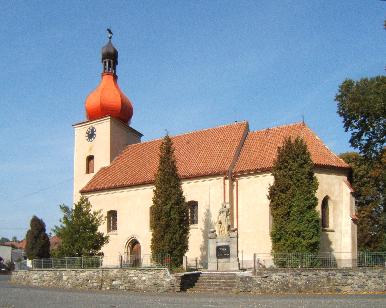 Kostel v Bohdanči s gotickým portálem.
