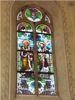 Sv. Petr a Pavel - vitráž v Červených Janovicích - Petr má v rukou knihu a klíč, Pavel meč.