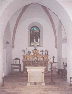 Presbytář kostela ve Slavošově